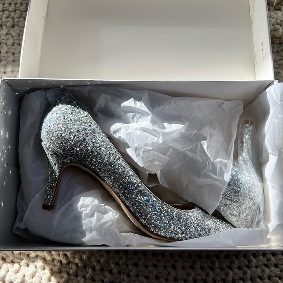 Ann Taylor Eryn Silver Glitter Kitten Heel Pump, Size 7 - Picture 3 of 11